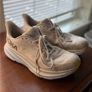 Hoka Clifton 8 women’s size 9
